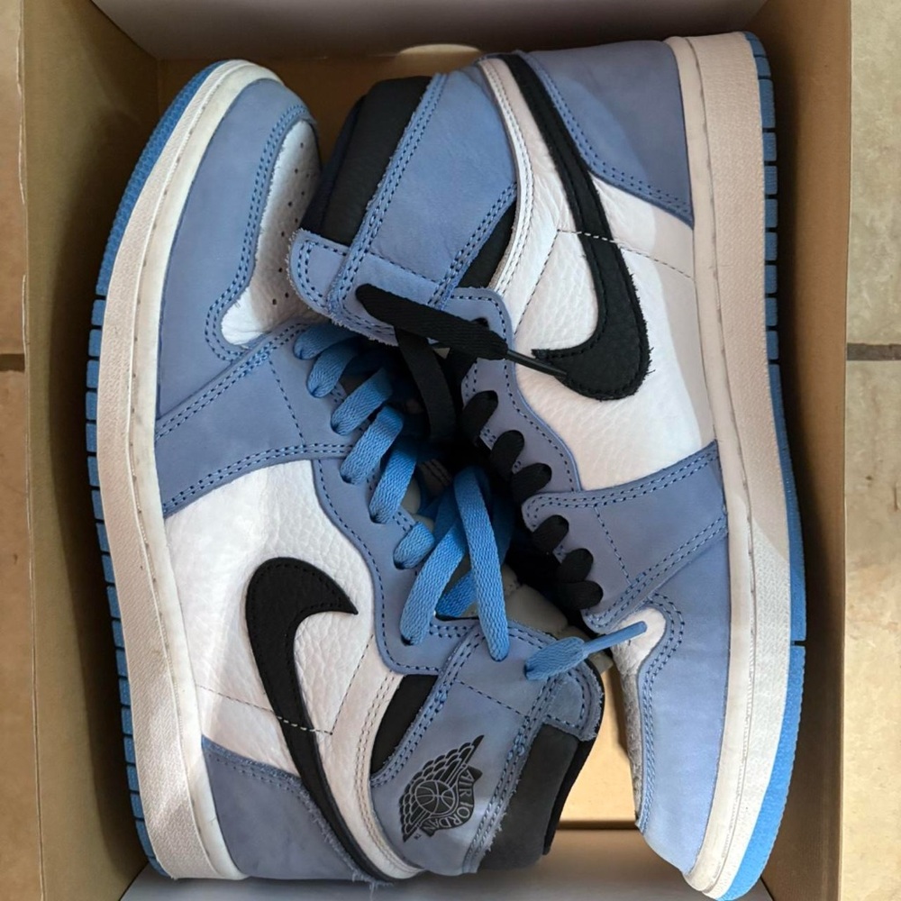 Jordan Men's Blue and White Sneakers